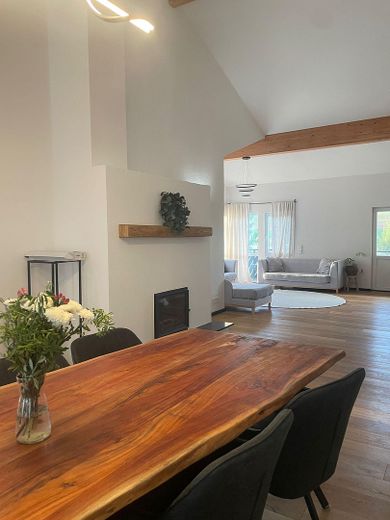 Modernisiertes Zweifamilienhaus mit 263 m² Wohnfläche, attraktiver Vermietungsperspektive – Wohn-Essbereich - Haus