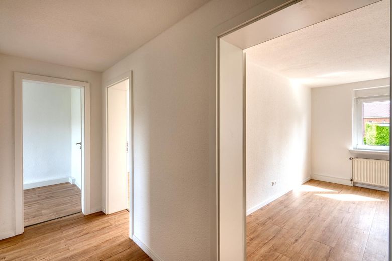 Flur mit offenen Türen