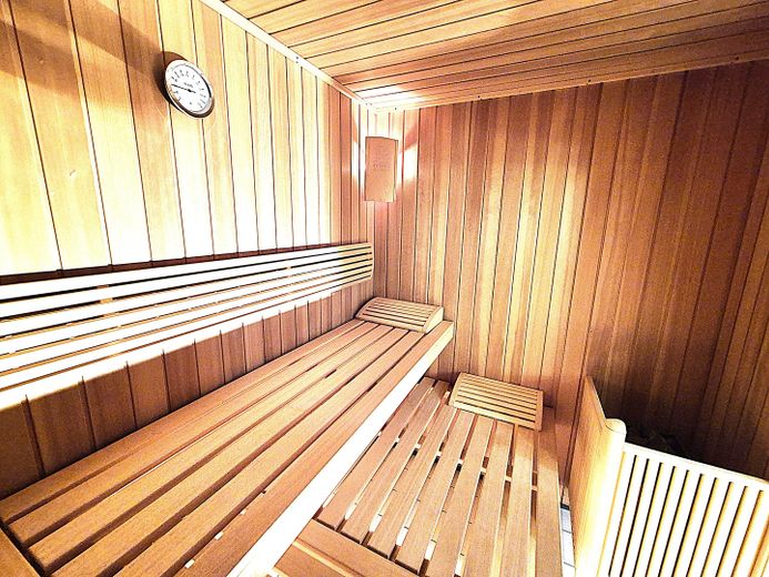 Frankfurt-South, in Dietzenbach-Steinberg, very nice house with large garden, garage, fitted kitchen and sauna. – 16_Sauna