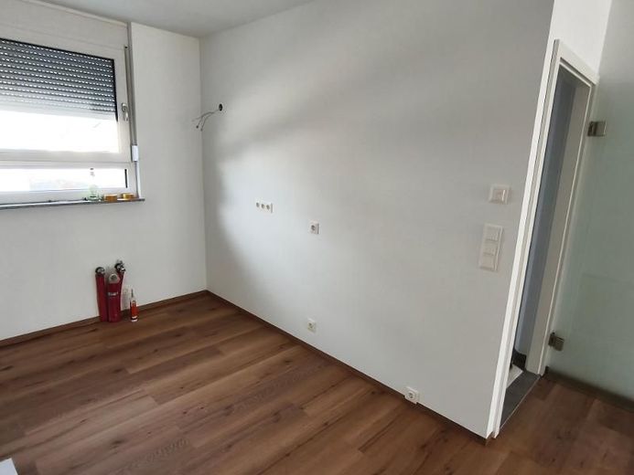 Reihenmittelhaus mit Garten, Garage und zusätzlichem Stellplatz – Offene Küche Bild 1