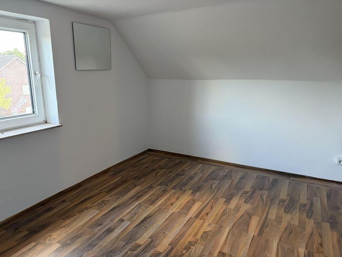 Beautiful Upper-Floor Apartment in a Two-Family House – Büroraum im Dachgeschoss