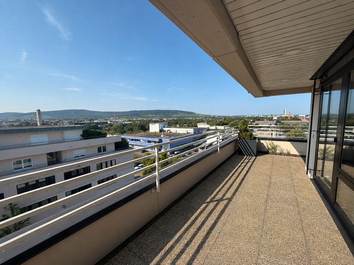 Möblierte Wohnung mit Panoramaterrasse & Weitblick – Großzügige Panoramaterrasse 