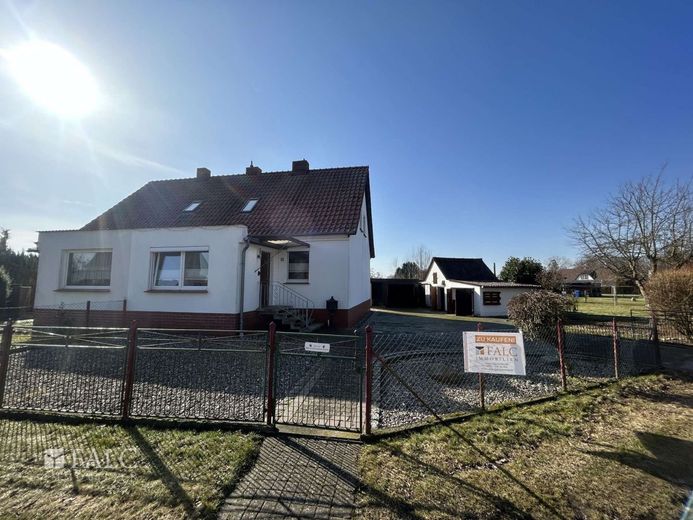 Sanierungsbedürftige Doppelhaushälfte + mögliches Baufeld – Außenansicht