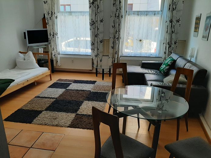 Appartamento di 2 locali parzialmente arredato, ca. 60 m² al piano terra con cucina soggiorno e spazio esterno – Wohnbereich