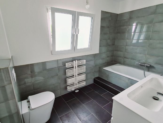 Casa unifamiliar renovada con vistas panorámicas en Wachtberg-Villip (sin comisión) – Wannenbad