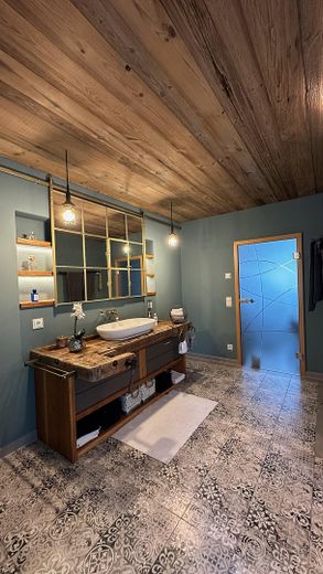 Straordinaria casa unifamiliare moderna con doppio garage – Badezimmer Waschtisch