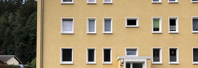 Hauseingang und Parkplatz