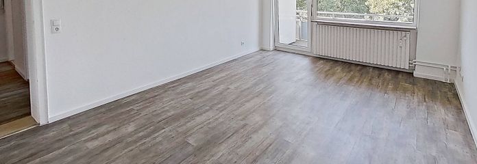 Schicke 3-Zimmer-Wohnung mit BALKON und EINBAUKÜCHE – Ansicht I: Wohn- und Esszimmer