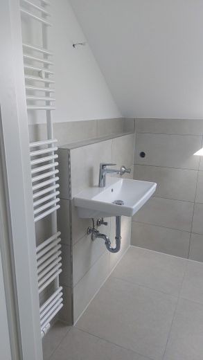 Frisch sanierte Dachgeschosswohnung mit Garage, PV-Strom & Klimaanlage – max. 6 Monate – Waschbecken noch ohne USchrank