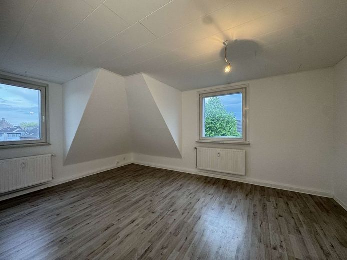 Großzügige, renovierte 5-Zimmer-Dachgeschosswohnung in Bochum-Wattenscheid - perfekt für Familien – Schlafzimmer 2