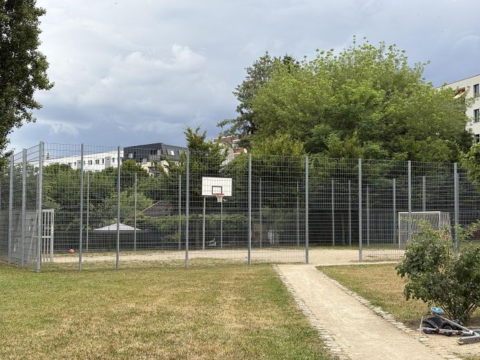 Köpenick'te bahçe parseli olan aydınlık 2,5 odalı daire – Bolzplatz