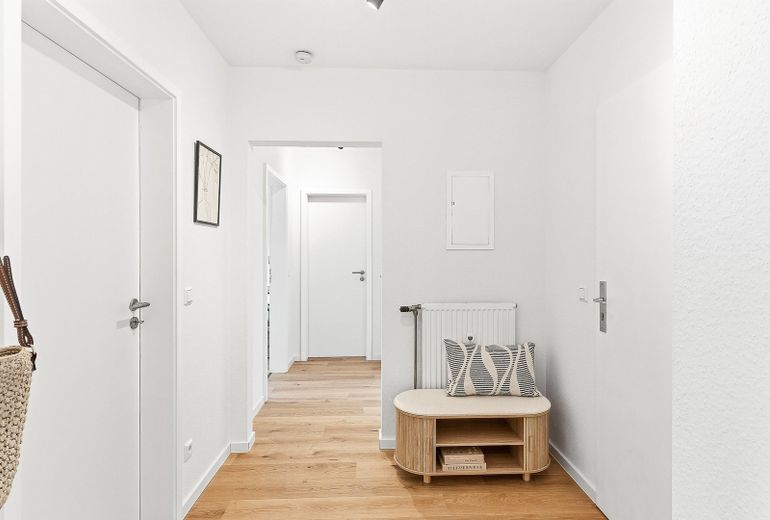 **ARRIVE. FEEL AT HOME**STYLISHLY renovated 2-room apartment** – Flur Originalbild