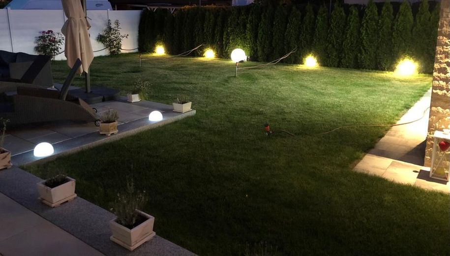 Große und modern-luxuriös ausgestattete Villa im Toskana-Stil am Hamburger Stadtrand zu verkaufen – Gartenansicht (3)