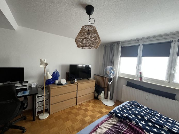 2.5-room attic apartment with large balcony & view of the greenery in Bochum-Harpen – Schlafzimmer