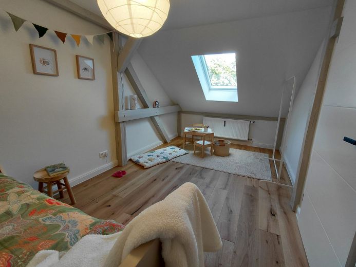 Entrate e sentitevi a casa: villetta a schiera modernizzata con finiture di pregio, giardino, terrazza e 2 garage – Zimmer DG 1