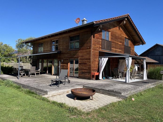 Chiemsee yakınlarında köy konumunda modern ahşap ev – Haus