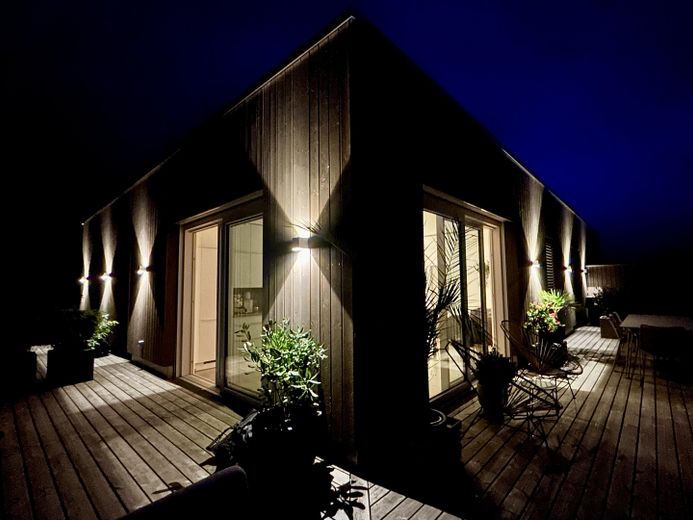 Exclusives Penthouse mit 90 qm Dachterrasse und Bergblick – Dachterrasse nachts