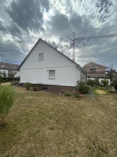 Raum für Familie – Charmantes Einfamilienhaus mit Terrasse und Vollkeller – Außenansicht Nord Ost