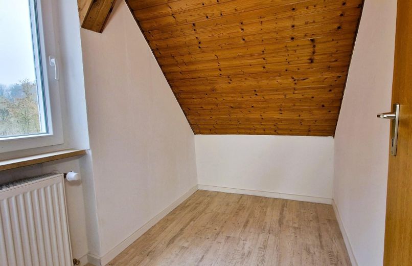Reduzierter Preis u. provisionsfrei : Charaktervolles Einfamilienhaus im Grünen mit Dachterrasse – OG. Home-Office-Bereich