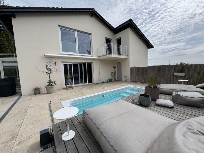 Großzügiges Haus in Weilburg – Terrasse mit Pool