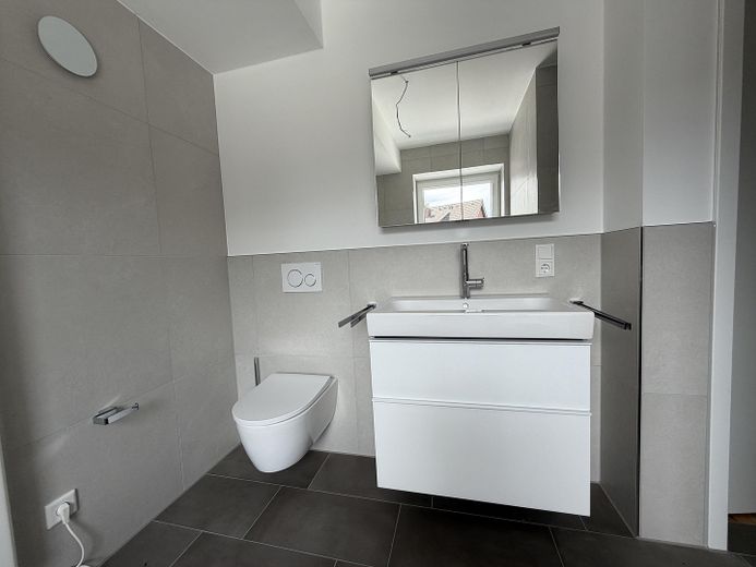 Komfortwohnen im Neubau mit Aufzug, Tiefgarage und Kühlung – Badezimmer