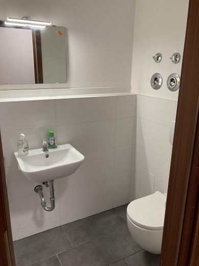 Möblierte 73m² Wohnung mit Balkon und Tiefgarage in ruhiger, zentraler Lage für Familien & Pendler – Foto 3