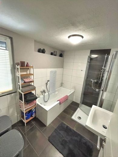 Wohnen mit Ausblick - Einfamilienhaus mit Einliegerwohnung und besonderem Charakter – Tageslichtbad mit Dusche und Badewanne