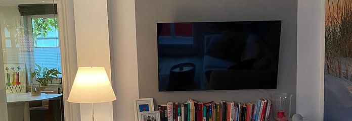 Flat TV wandhängend