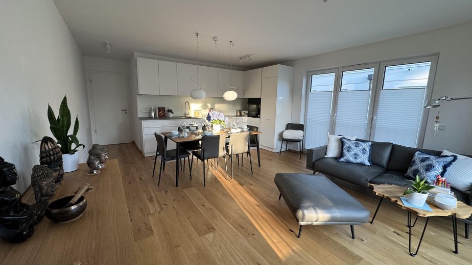 NEUWERTIGE VILLENWOHNUNG | SÜD/WEST | 2 BALKONE | GRÜNBLICK | EBK + MAẞ-EINBAUTEN + SMART HOME – Wohnzimmer