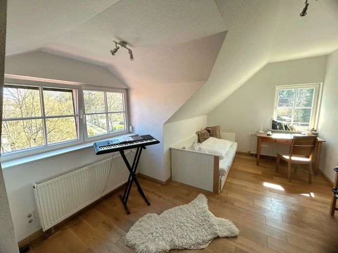 Private sale: Historic villa with 9 rooms and a garden – Zimmer im DG