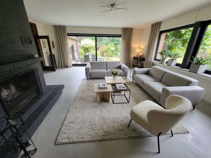 Idyllisches Leben auf dem Land mit Potenzial – Wohnzimmer Haupthaus (KI-verä)