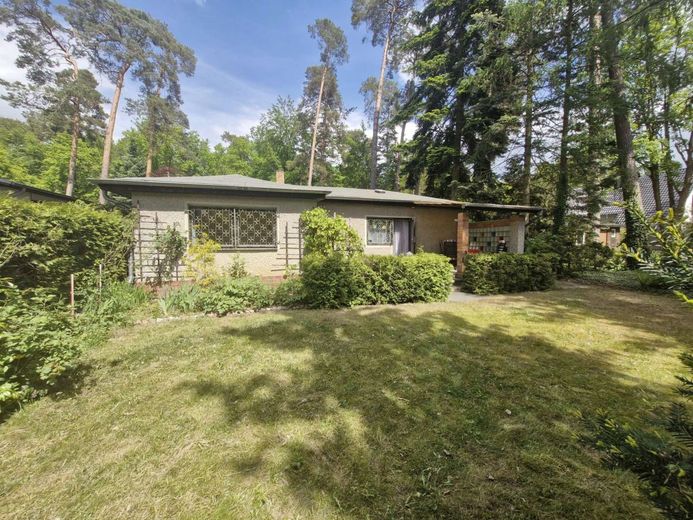 Attraktives Baugrundstück in gewachsener Wohnlage mit vielseitigem Entwicklungspotenzial – wunderschönes Grundstück mit massivem Bungalow