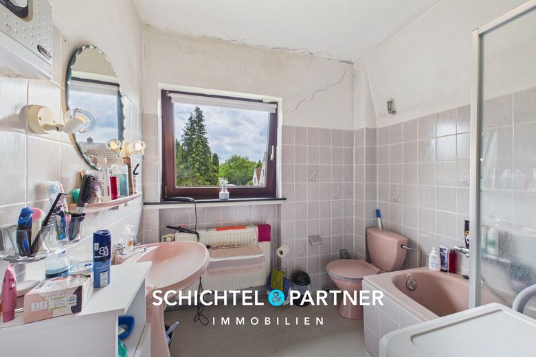 Huchting | Freistehendes Zweifamilienhaus mit großem Grundstück – S&amp;P | Badezimmer