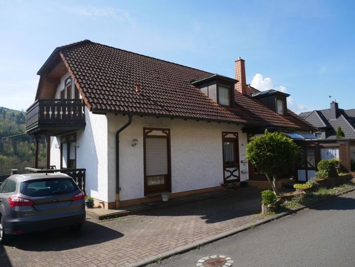 freistehendes Mehrfamilienhaus mit Wintergartenanbau und 2 Garagen in Bad Brückenau-Ortsteil – Foto 1