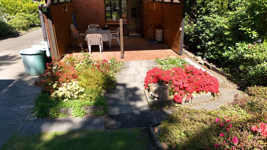 Dom lub połowa bliźniaka z pięknym i dużym ogrodem w bardzo spokojnej lokalizacji – Blick zur Terrasse