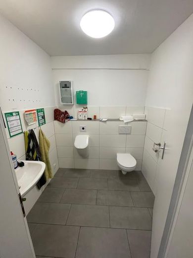 ~250 m² Verkaufs-/Showroomfläche plus Service- & Hallenflächen – flexibel bis 800 m² – Sanitärbereich