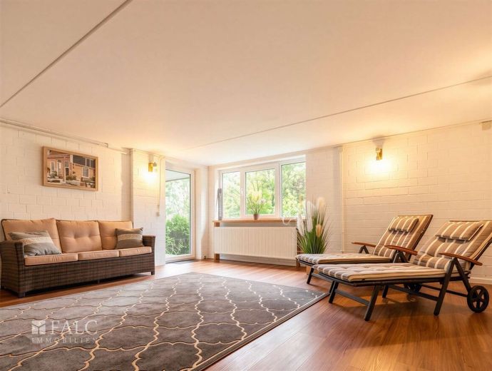 Provisionsfrei! Viel größer als gedacht! EFH mit Kamin, Balkon, Terrasse + Carport! – Wellnessbereich im Souterrain