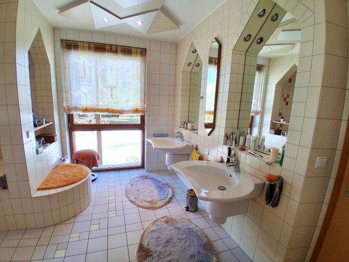 Das besondere Haus, mit sehr großem Grundstück, in einer Region wo andere Urlaub machen – Bad-2