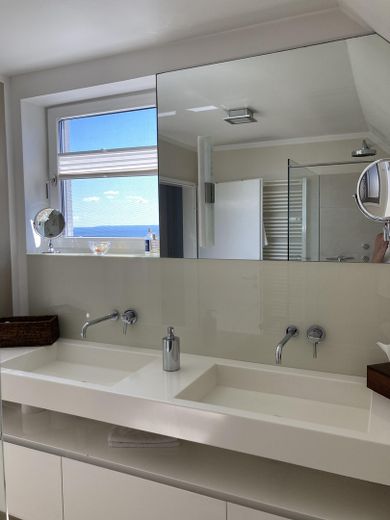 Meerblick ohne Grenzen- Exklusive 4.5 Zimmer Wohnung in erster Reihe von Scharbeutz – Tageslichtbad