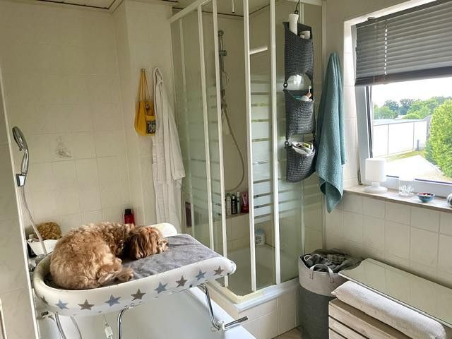 Helle Dachgeschosswohnung mit Loggia und Einbauküche – Badezimmer Dusche + Badewanne