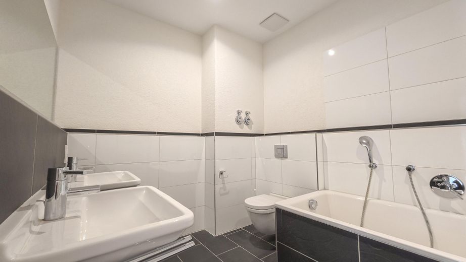 Hochwertig sanierte 2-Zimmer-Wohnung im historischen Ensemble - Seenähe, Balkon & Aufzug – Wohnung A09 - Badezimmer 1