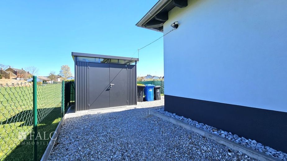 Neuwertiger Bungalow mit Einliegerwohnung &amp; hoher Energieeffizienz – Gartenhaus