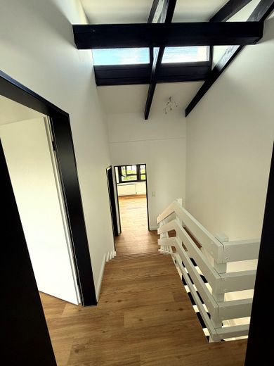 Neuwertiges Reihenmittelhaus, Fußbodenheizung, eigenem Garten & Garage – Treppenhaus OG