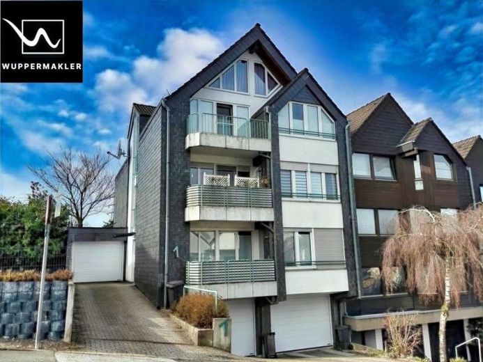 Zuhause mit Charakter – moderne Wohlfühlwohnung mit Kamin und Balkonen – Foto 1