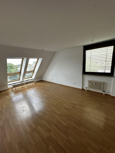 Gemütliche 3-Zimmer-Wohnung mit cleverem Extrazimmer und Garage – Wohnzimmer mit Essbereich