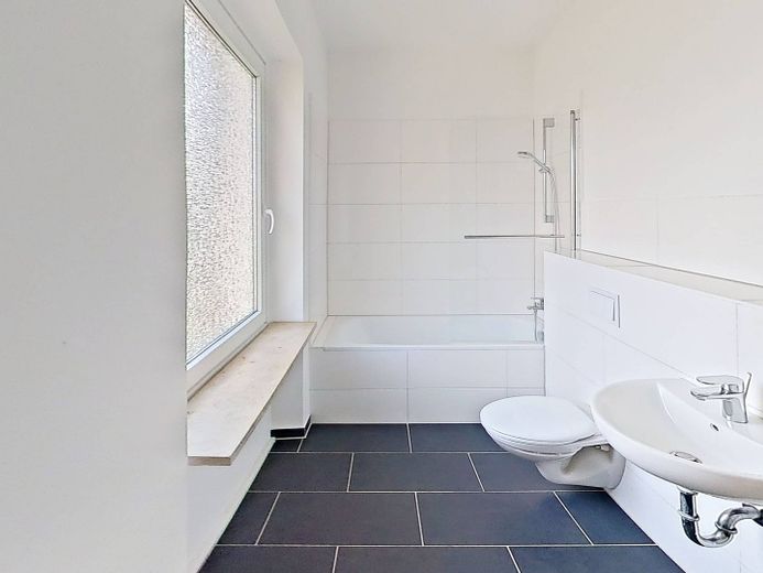 Schicke 3-Zimmer-Wohnung mit BALKON und EINBAUKÜCHE – Ansicht I: Bad