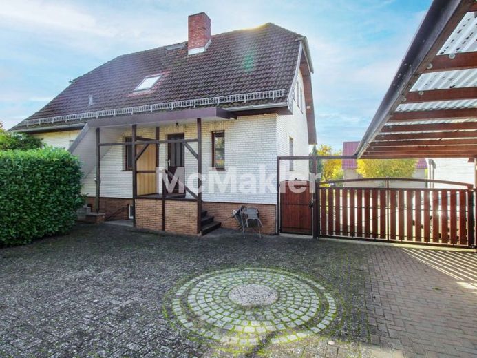 Spazio per tutta la famiglia e attività commerciale: casa unifamiliare con appartamento indipendente, edificio secondario e molteplici possibilità d'uso – Foto 1
