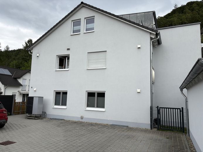 120 m² Familienwohnung mit XXL-Balkon, Doppelgarage, Wallbox, nahe Ingolstadt – Hausansicht Westen