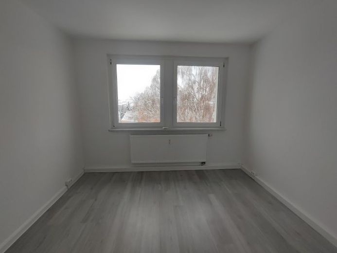 Komfortabel wohnen in Sangerhausen-Süd – Tageslichtbad, Balkon und Einkaufsmöglichkeiten – Foto 1