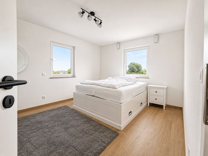 Sin comisión | Casa unifamiliar moderna con piscina y lounge | Orientación sur | Cerca de la A9 – Kinderzimmer 2